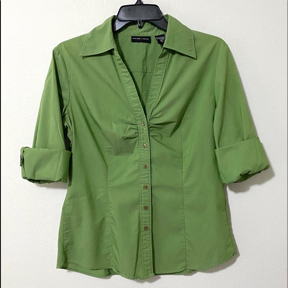 New York & Co Stretch Apple Green Top Size M V-Neck Button Up Blouse EUC